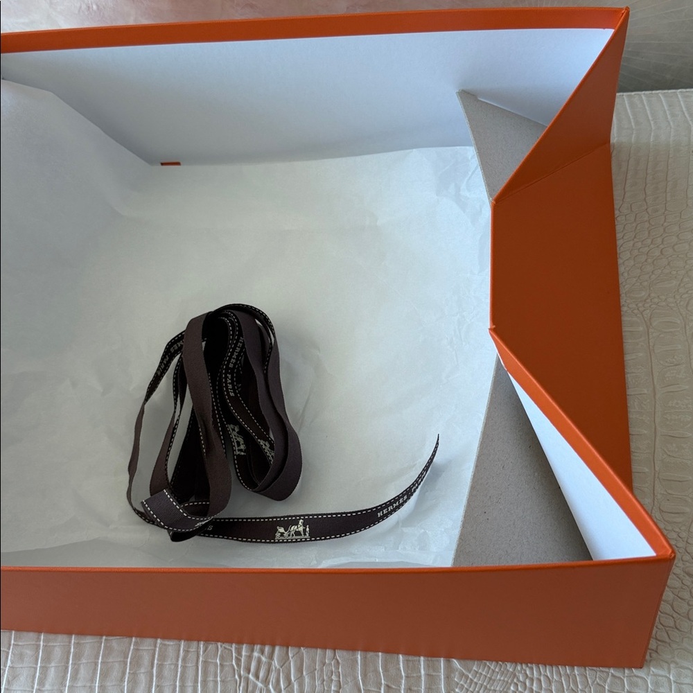Hermes Large storage , Evelyne, Bolide, Sweater, sneakers, shoes box.like new - Picture 8 of 12